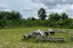 Gadabout Hostel & Camp - Feuerstelle mit Sitzgelegenheiten auf der Wiese