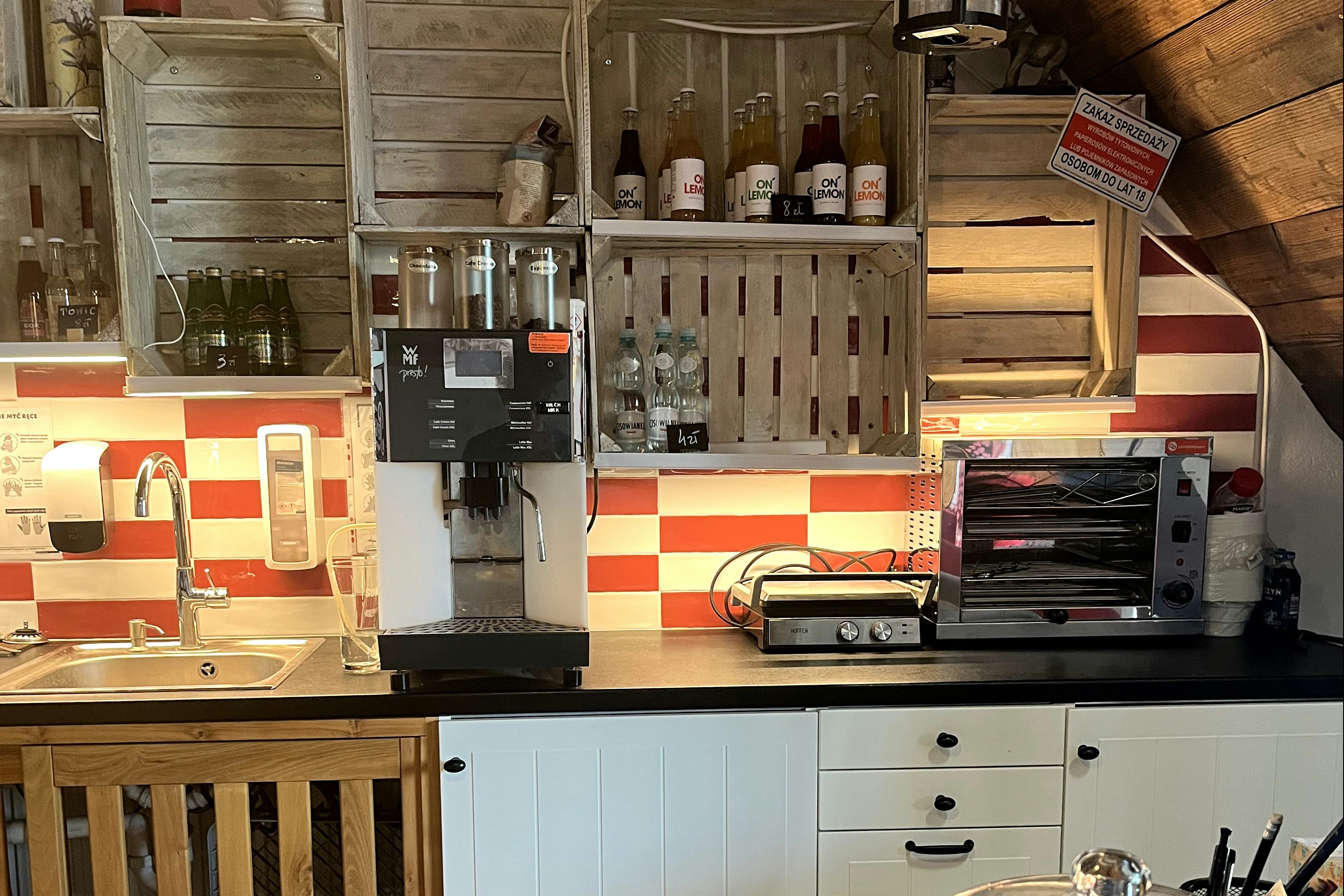 Gadabout Hostel & Camp - Gemeinschaftsküche mit Kochplatten und Geschirrspülbecken auf dem Campingplatz