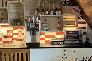 Gadabout Hostel & Camp - Gemeinschaftsküche mit Kochplatten und Geschirrspülbecken auf dem Campingplatz