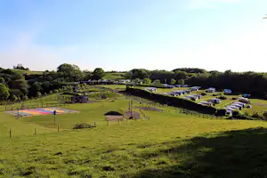 Gammelmark Strand Camping - Wohnwagenstellplätze im Grünen auf dem Campingplatz