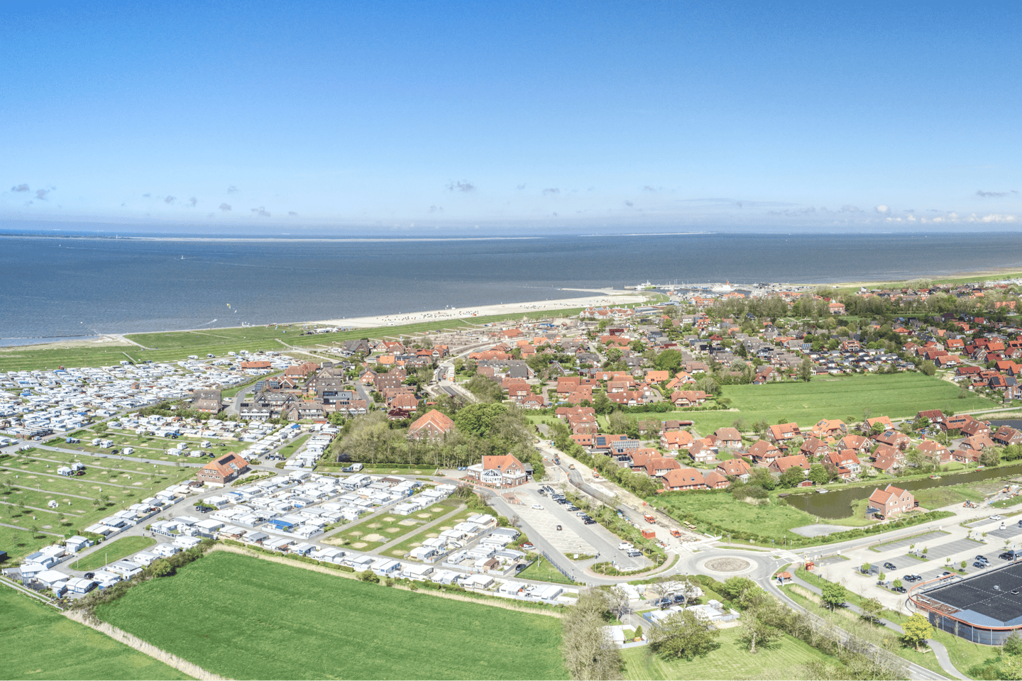 Ganzjahres-Camping Neuharlingersiel - Luftaufnahme des Campingplatzes mit Pool