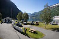 Geirangerfjorden Feriesenter -  Rezeption und Wohnwagenstellplätze im Grünen auf dem Campingplatz