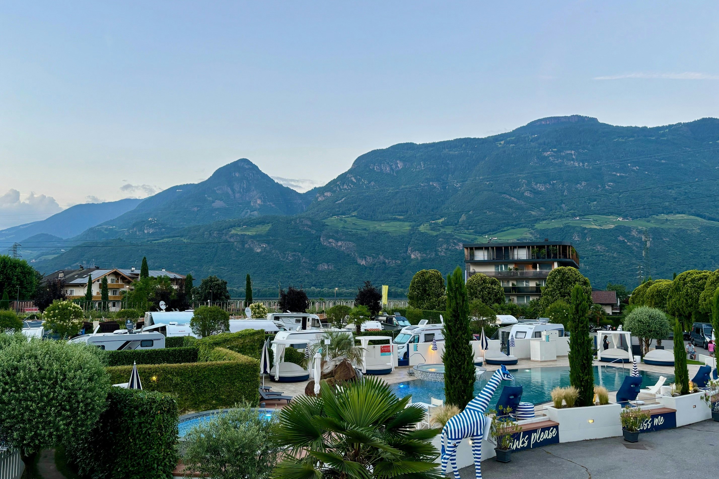 Luxury Camping Schlosshof Resort - Blick auf den Campingplatz mit Pool