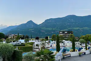 Luxury Camping Schlosshof Resort - Blick auf den Campingplatz mit Pool
