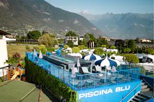 Luxury Camping Schlosshof Resort - Blick auf den Pool auf dem Campingplatz mit Bergen im Hintergrund