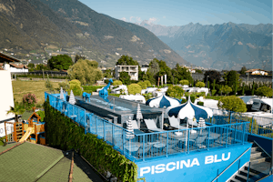 Luxury Camping Schlosshof Resort - Blick auf den Pool auf dem Campingplatz mit Bergen im Hintergrund