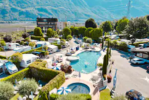 Luxury Camping Schlosshof Resort - Freibad neben den Standplätzen auf dem Campingplatz