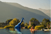 Luxury Camping Schlosshof Resort - Gäste entspannen im Pool auf dem Campingplatz