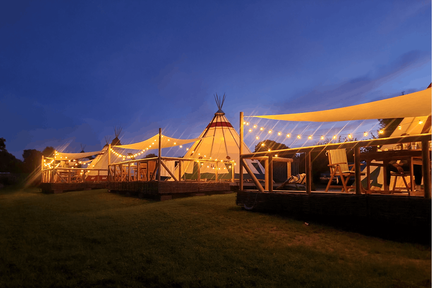 George Glamp Resort Perdoeler Mühle - Tipizelte mit Veranda bei Abend