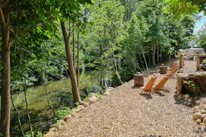 George Glamp Resort Perdoeler Mühle - Uferweg auf dem Campingplatz
