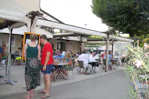 Gervanne Camping - Außenterrasse des Restaurants