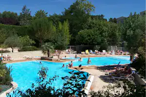Gervanne Camping - Pool mit Liegestühlen und Sonnenschirmen auf dem Campingplatz