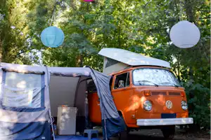 Gervanne Camping - Stellplatz im Schatten der Bäume