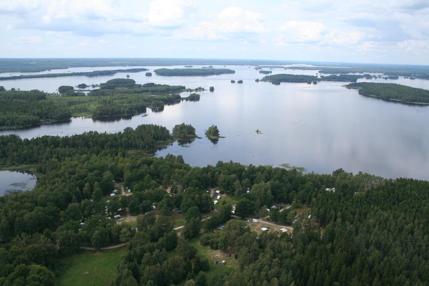 Getnö Gård Naturcamping  -  Luftaufnahme vom Campingplatz am See