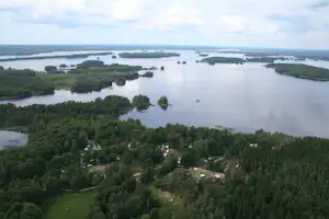 Getnö Gård Naturcamping - Luftaufnahme vom Campingplatz am See