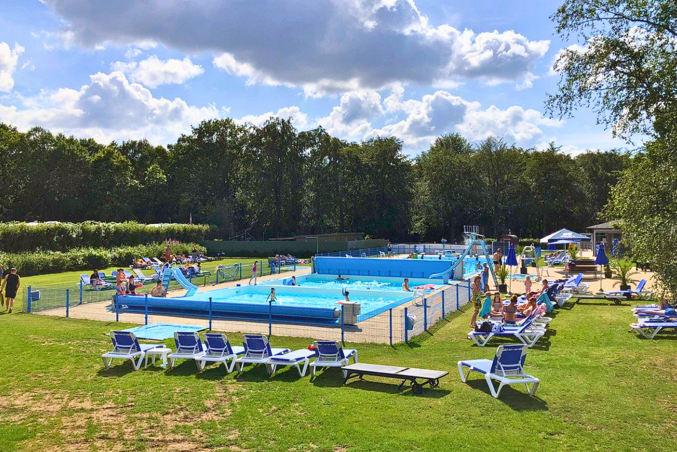 Give Camping  - Pool im Freien mit Liegestühlen
