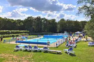 Give Camping - Pool im Freien mit Liegestühlen