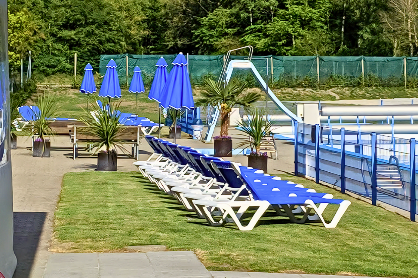 Give Camping  - Pool im Freien mit Liegestühlen und Sonnenschirmen