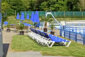 Give Camping - Pool im Freien mit Liegestühlen und Sonnenschirmen