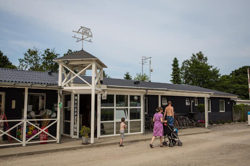 Gjerrild Nordstrand Camping - Haus der Rezeption mit Lebensmittelladen auf dem Campingplatz