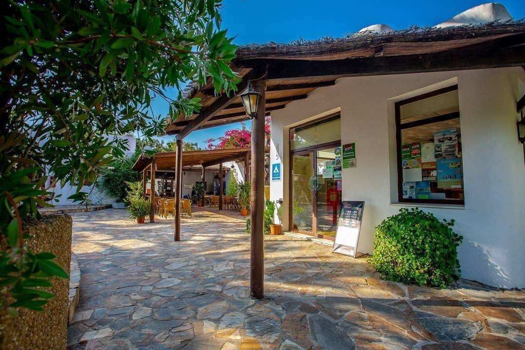 TEACAMPA Glamping @ Camping Punta Paloma - Blick auf die Rezeption des Campingplatzes