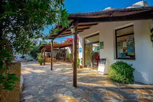 TEACAMPA Glamping @ Camping Punta Paloma - Blick auf die Rezeption des Campingplatzes