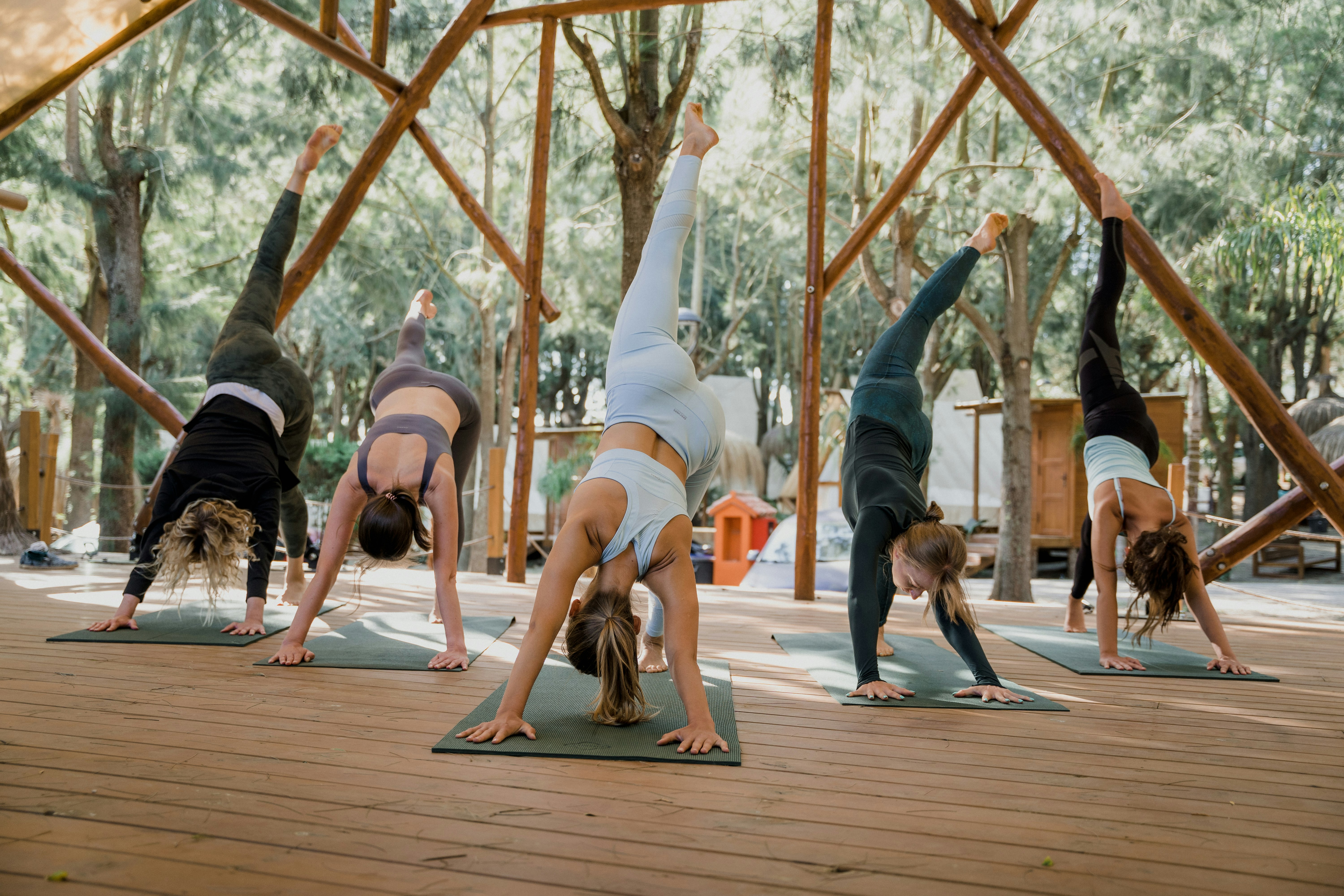 TEACAMPA Glamping @ Camping Punta Paloma - Gäste machen gemeinsam Yoga auf der Terrasse