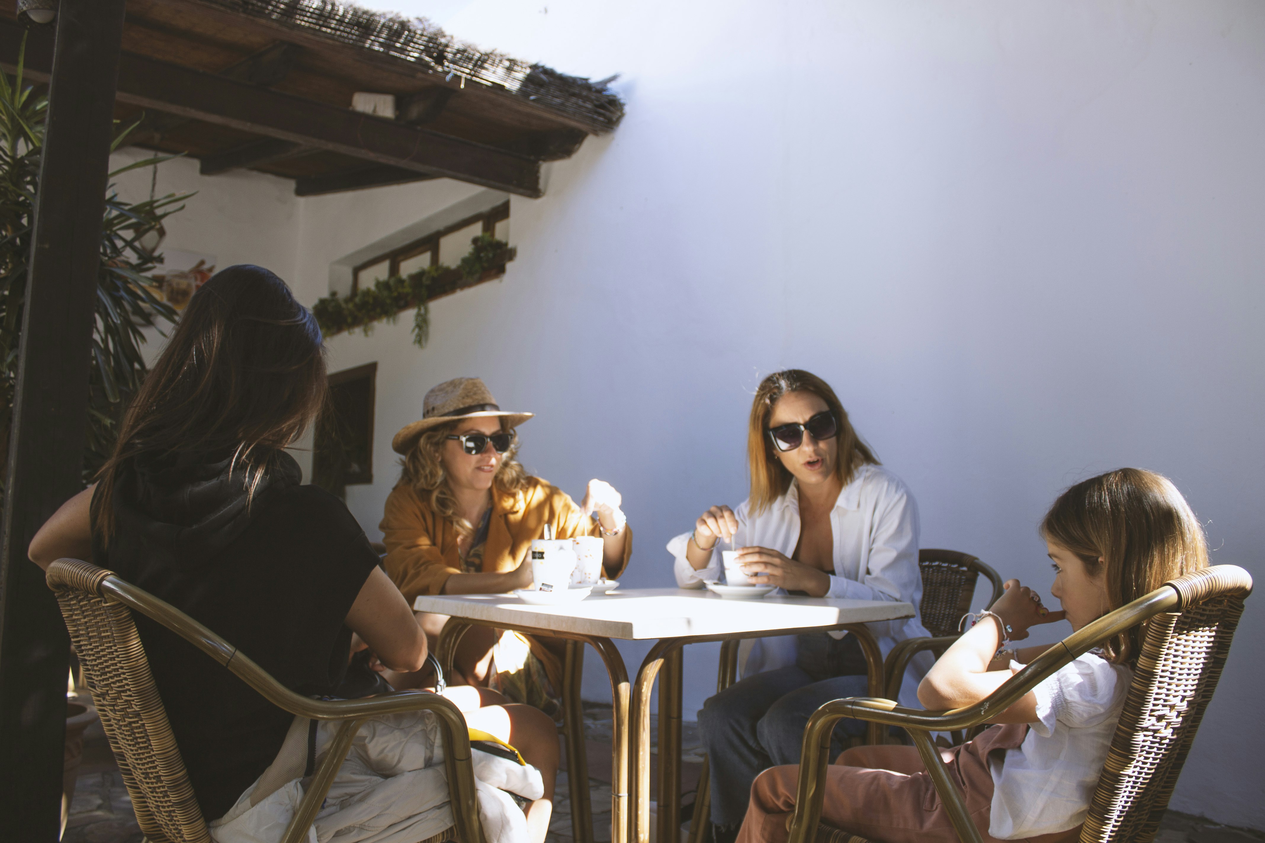 TEACAMPA Glamping @ Camping Punta Paloma - Gäste sitzen gemeinsam auf der Terrasse