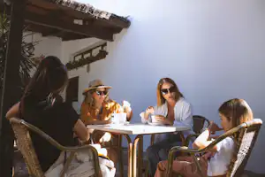 TEACAMPA Glamping @ Camping Punta Paloma - Gäste sitzen gemeinsam auf der Terrasse