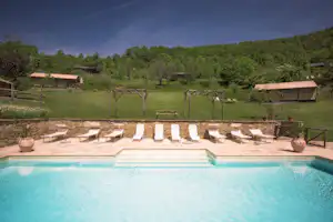 Glamping Casa Bontà - Campingplatzanlage im Grünen mit Pool und Liegestühlen in der Sonne
