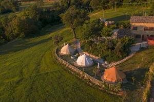 Glamping & Country House Marche Nascoste - Campingplatz aus der Vogelperspektive