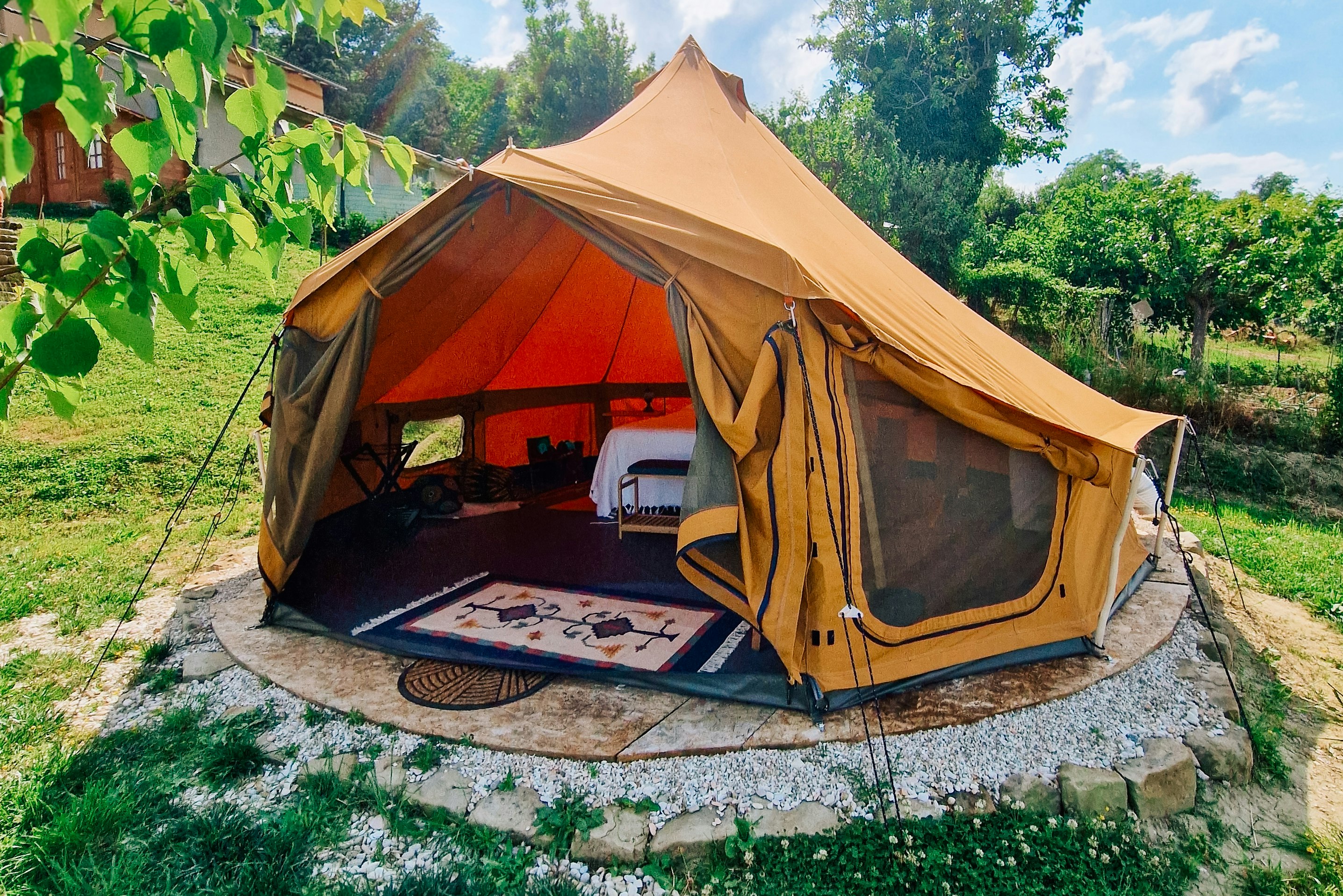 Glamping & Country House Marche Nascoste - Blick auf ein Glamping-Zelt auf dem Campingplatz