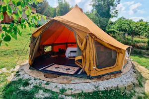 Glamping & Country House Marche Nascoste - Blick auf ein Glamping-Zelt auf dem Campingplatz