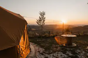 Glamping & Country House Marche Nascoste - Sonnenuntergang über dem Campingplatz