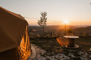 Glamping & Country House Marche Nascoste - Sonnenuntergang über dem Campingplatz