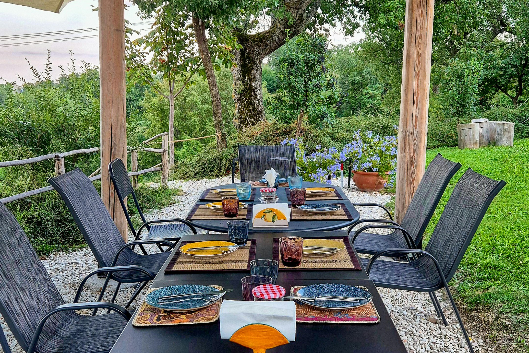 Glamping & Country House Marche Nascoste - Terrasse mit gedecktem Tisch auf dem Campingplatz