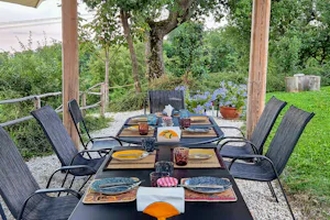 Glamping & Country House Marche Nascoste - Terrasse mit gedecktem Tisch auf dem Campingplatz