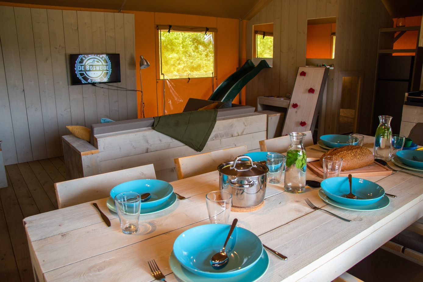 Glamping de Bosweide  - Innenansicht eines Mobilheims mit Wohn- und Essbereich