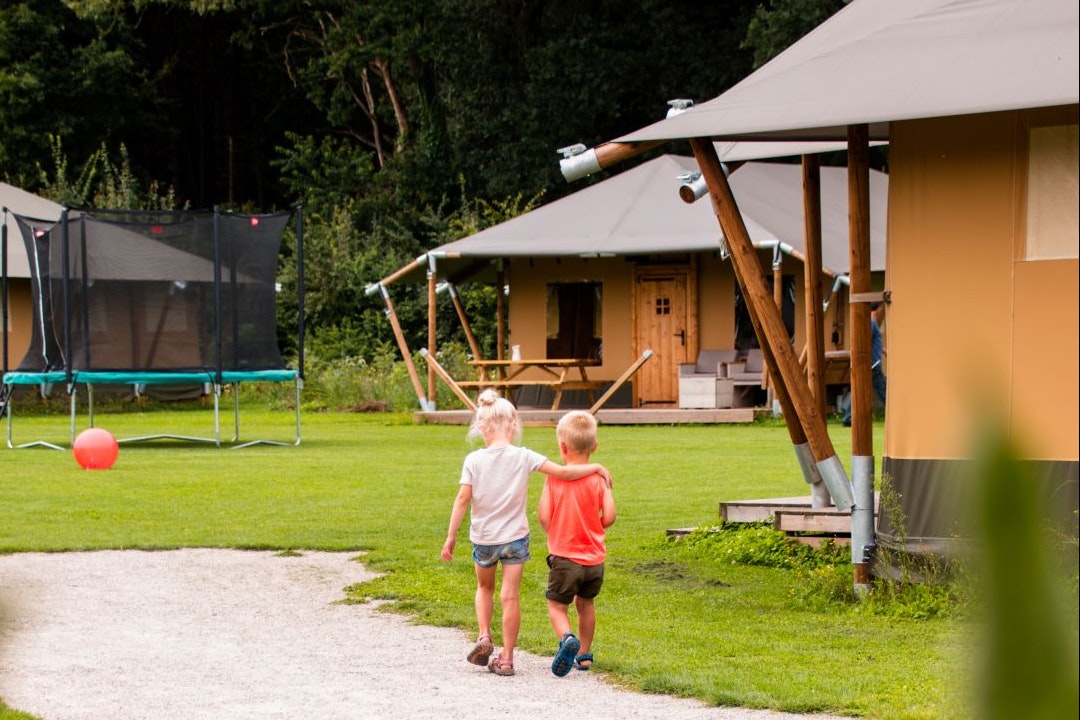 Glamping de Bosweide - Kinder spazieren zwischen den Glamping-Unterkünften