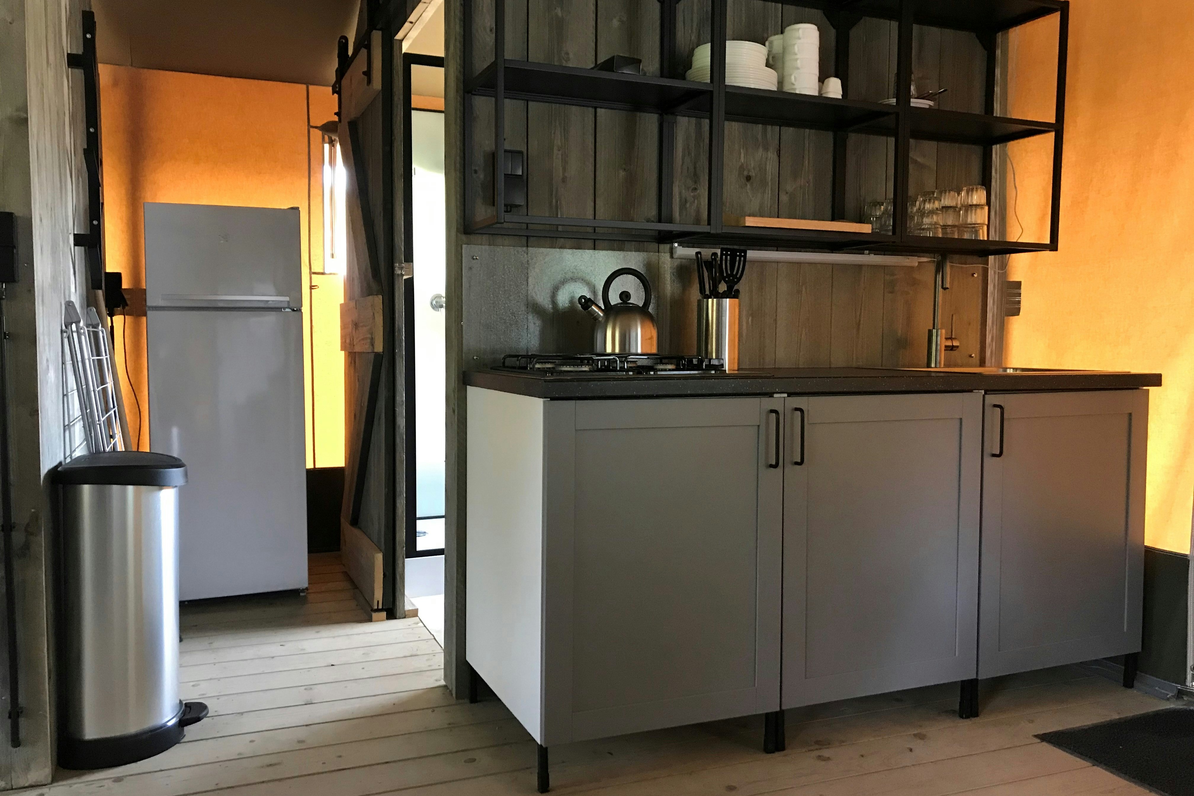 Glamping De Oever - Küche in einem Glamping-Zelt auf dem Campingplatz