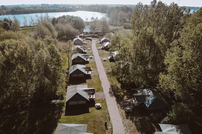 Glamping De Oever - Luftaufnahme der Mobilheime auf dem Campingplatz
