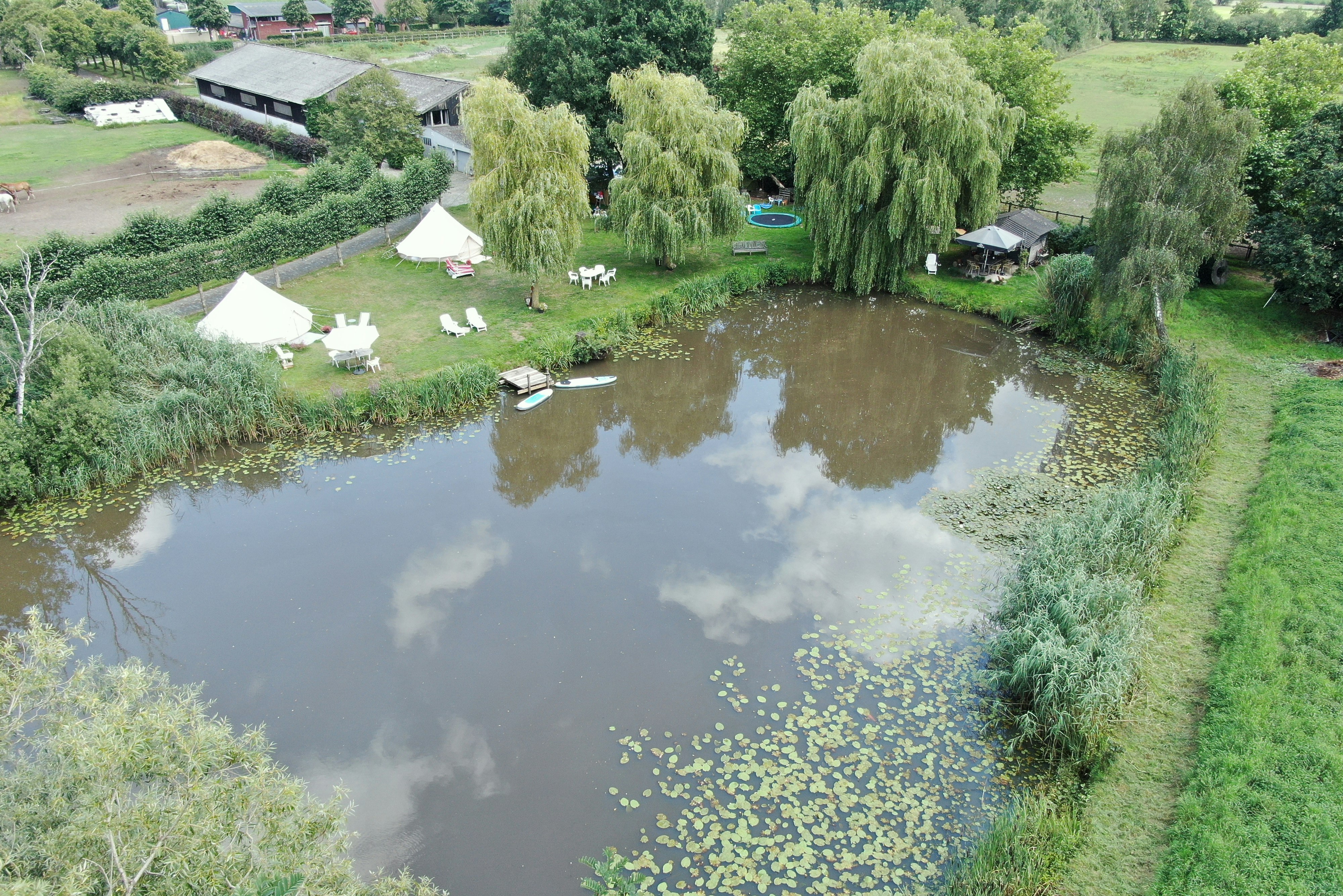 Glamping Josephine - Blick auf den kleinen See auf dem Campingplatz