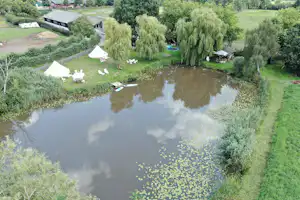 Glamping Josephine - Blick auf den kleinen See auf dem Campingplatz