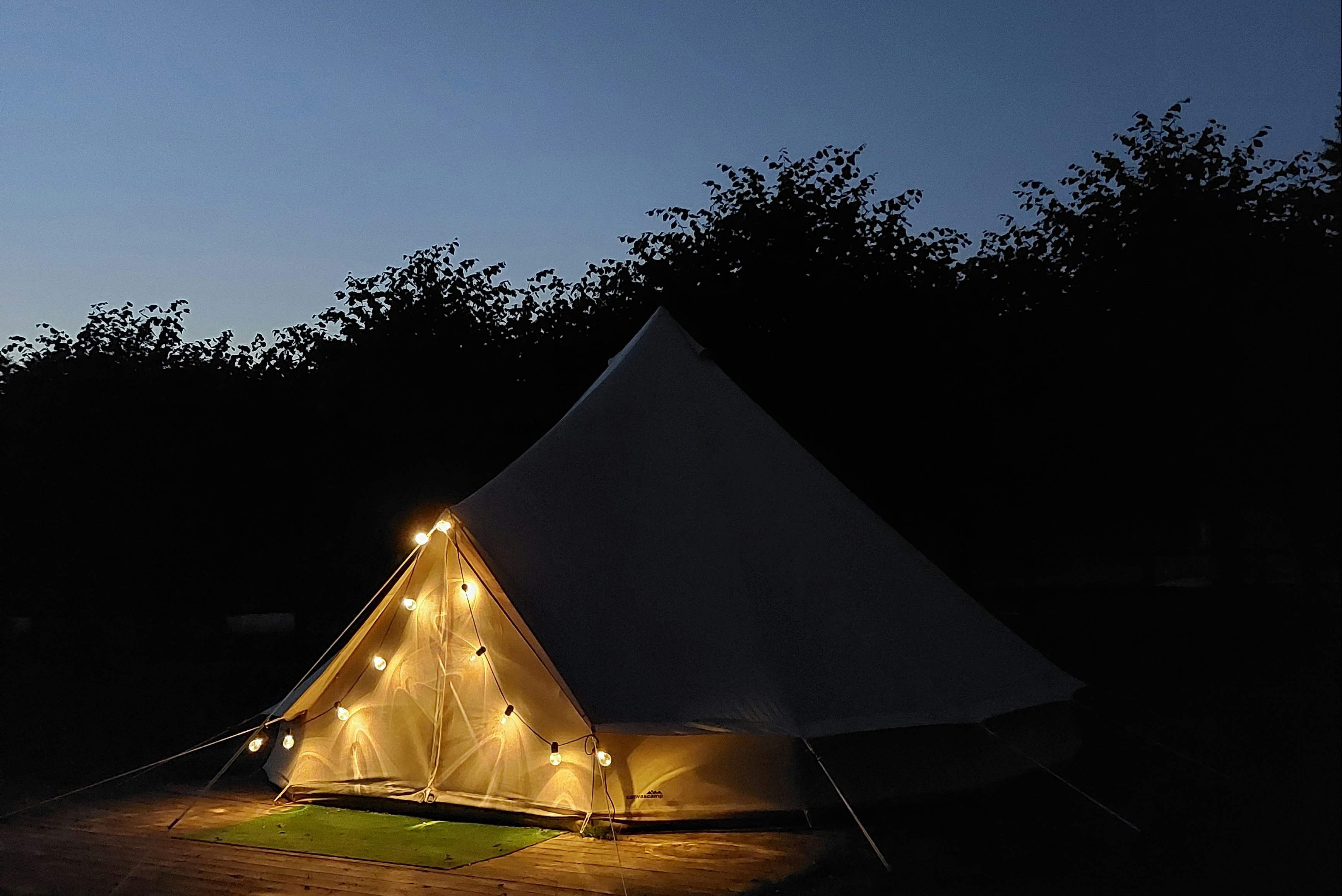 Glamping Josephine - Blick auf ein Glamping-Zelt mit Beleuchtung