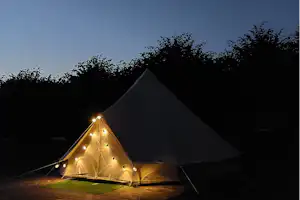 Glamping Josephine - Blick auf ein Glamping-Zelt mit Beleuchtung