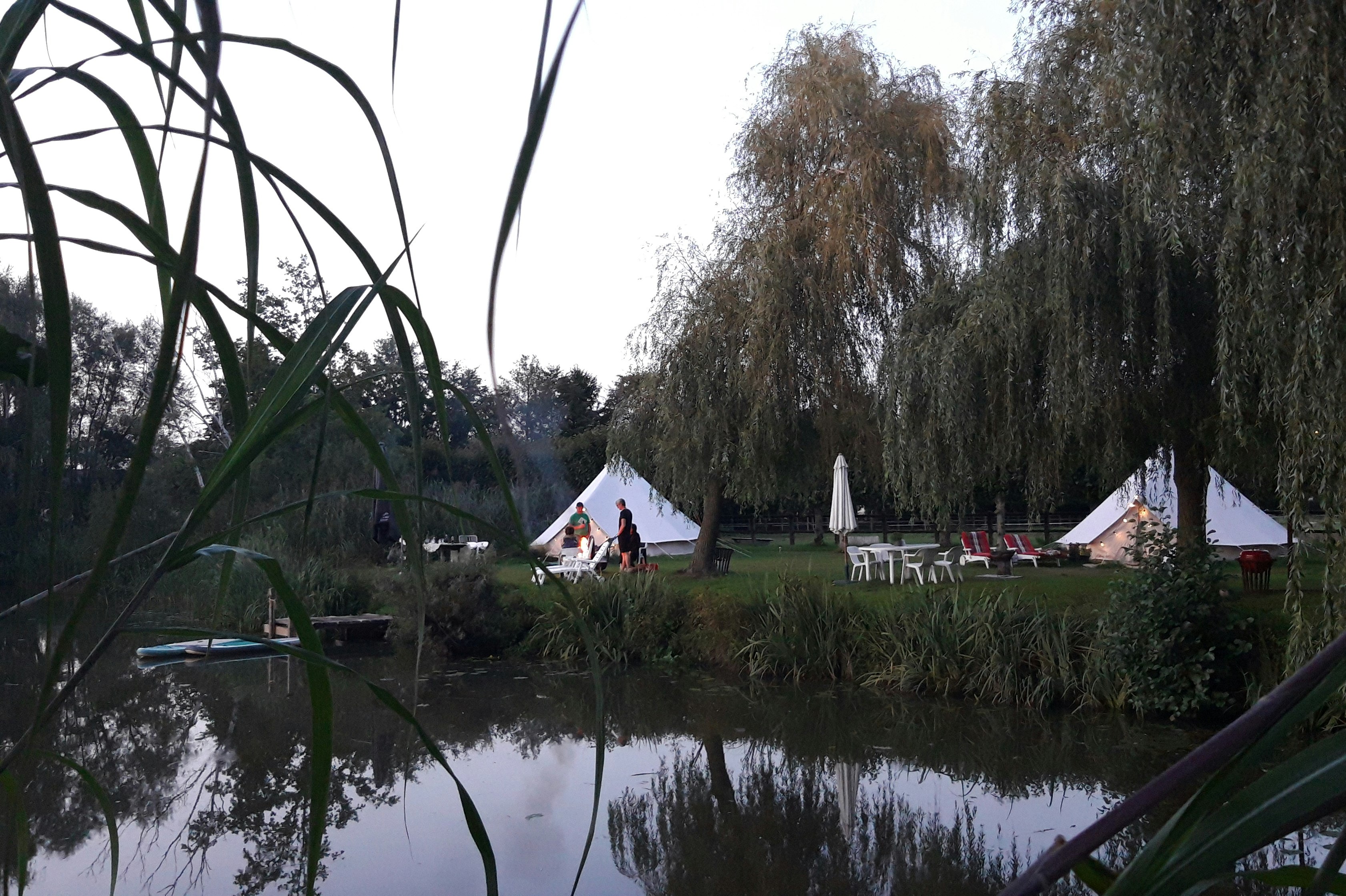 Glamping Josephine - Glamping-Zelte rund um den See herum