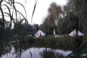 Glamping Josephine - Glamping-Zelte rund um den See herum