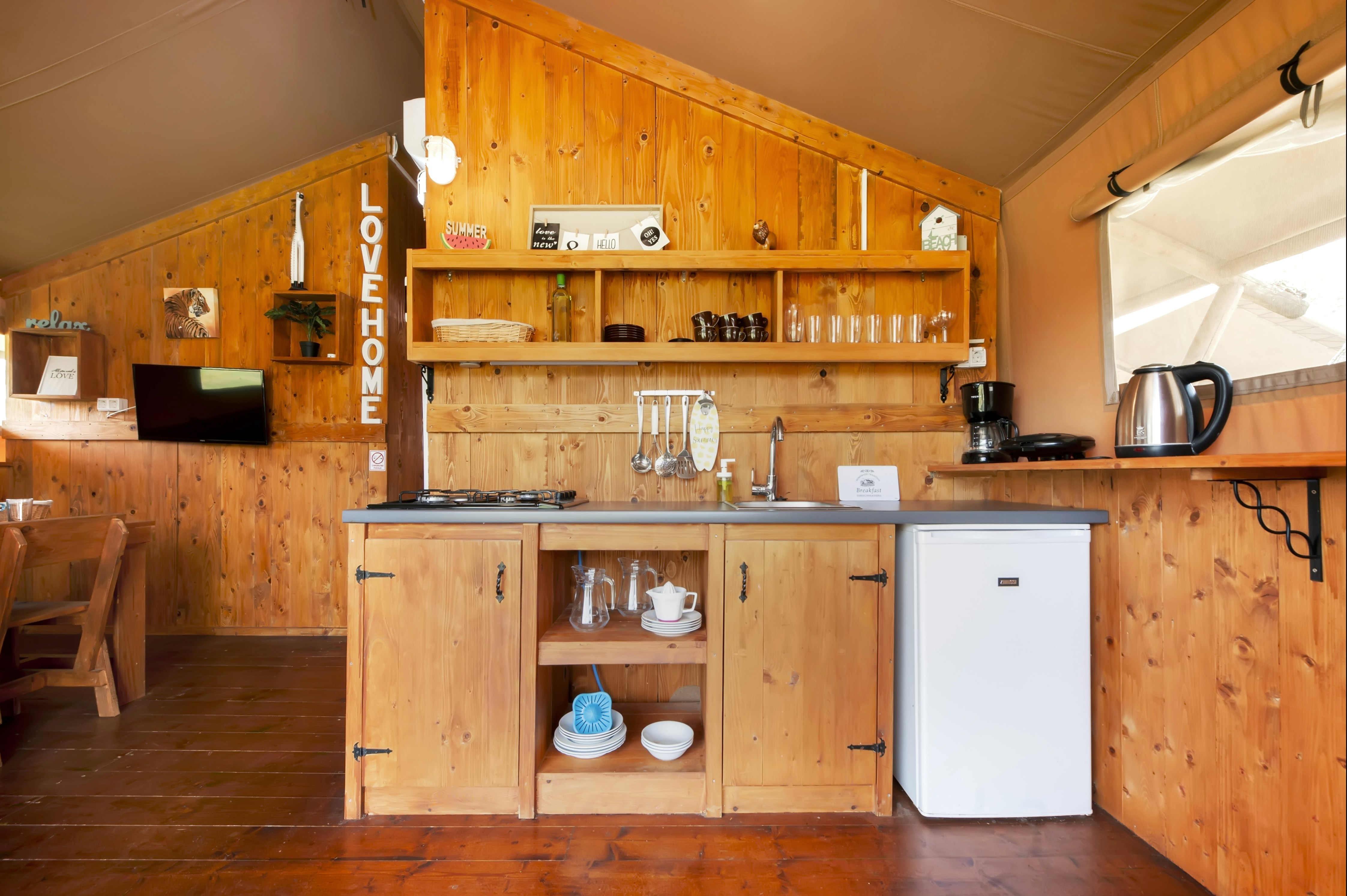 Glamping Lavanda@Camping Bi Village  - Innenansicht eines Glamping-Zeltes mit Küche