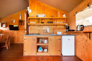 Glamping Lavanda@Camping Bi Village - Innenansicht eines Glamping-Zeltes mit Küche