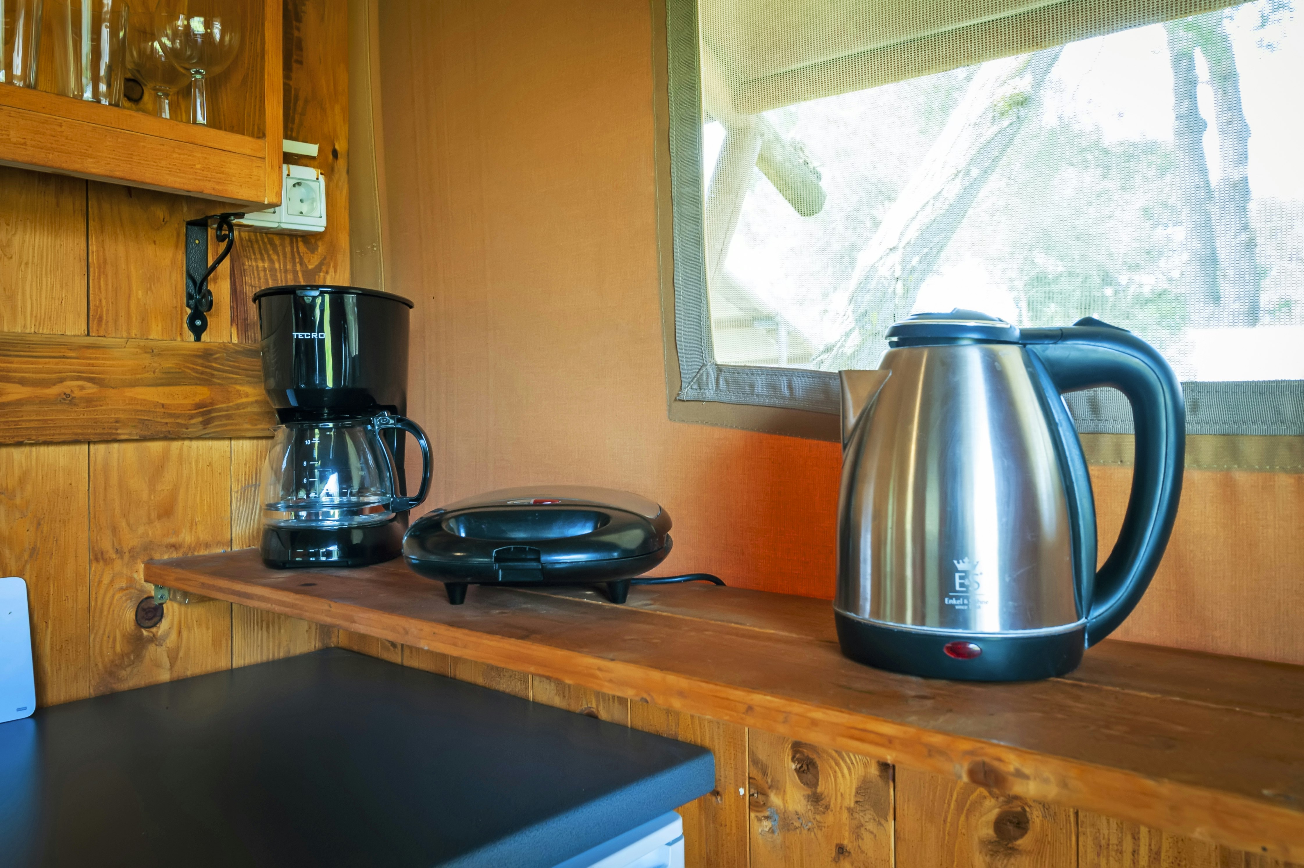 Glamping Lavanda@Camping Bi Village - Küchengeräte in einem Glamping-Zelt